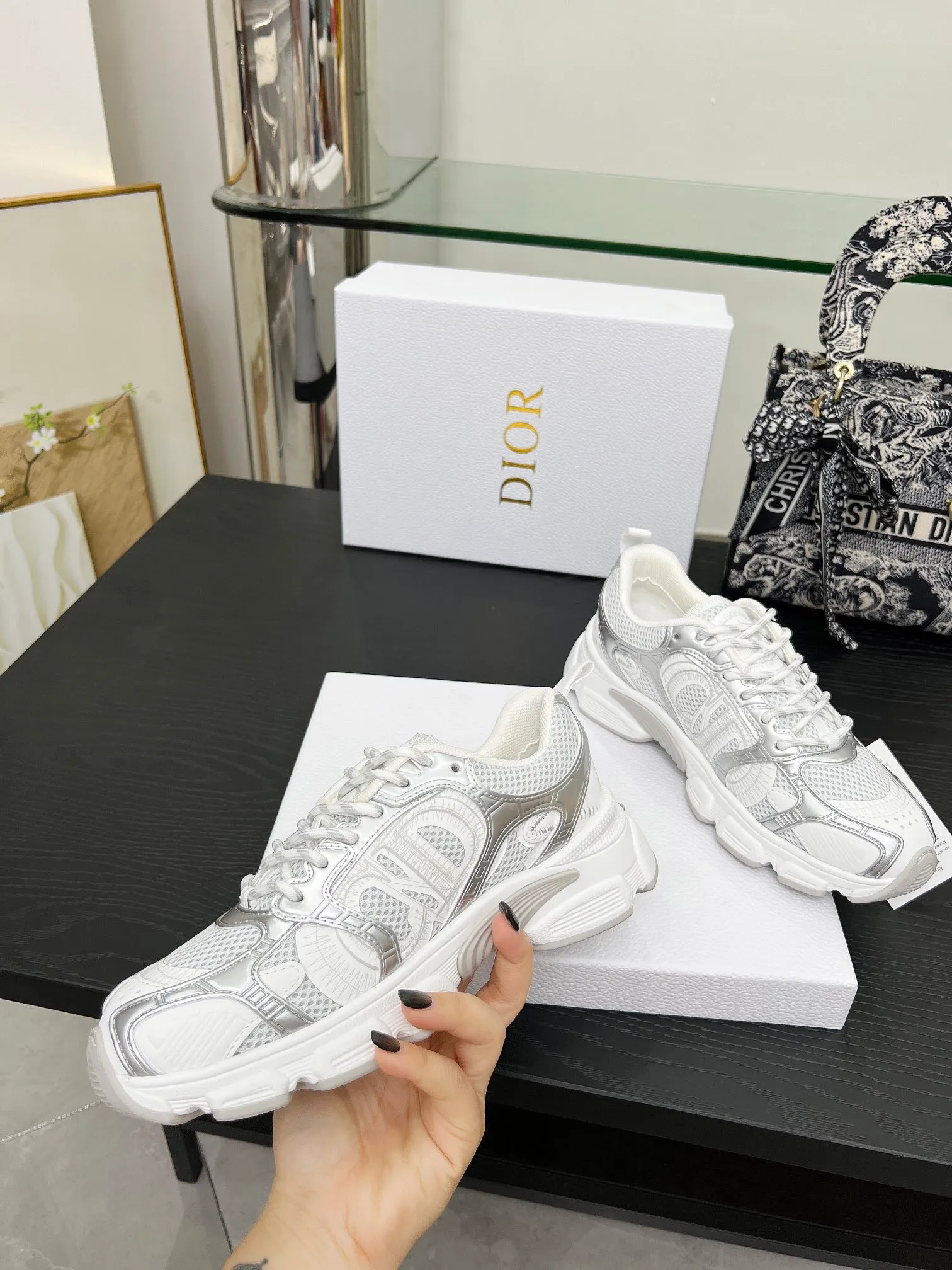 P560🐮🐮The official website of Dijia's new colors has been updated simultaneously [Celebration] This Dior Vibe sneaker incorporates Dior's high-end spirit and reinterprets classic running shoes. White mesh fabric features an Oblique print and is paired with laminated leather-effect panels in gold and silver tones for a contrasting look. It is further embellished with classic details such as 3D effect details, the lucky star symbol on the rear, and the logo on the tongue and rear pull tab. The lightweight sole is embellished with gray stars, complementing a variety of casual or elegant pieces for a modern look. Size: Women’s size 35-41 (35/42 can be customized) Men’s size 40-46 (39/46 can be customized)
